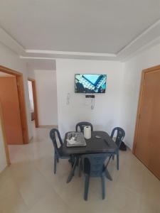 TV a/nebo společenská místnost v ubytování Appartement à Martil 10 min de la plage
