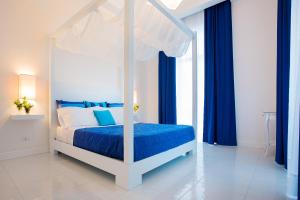 Un pat sau paturi într-o cameră la Palazzo Murrano - Adults Only