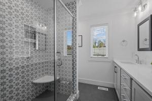 Un baño con ducha, inodoro y lavabo. en New Durham-10 min to Duke-1m Dtwn-FencedYard, en Durham 29 fotos más