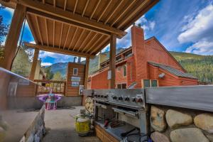 Horsethief Lodge by StayIn في بانوراما: مطبخ خارجي مع موقد وحظيرة