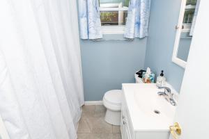 a bathroom with a white toilet and a mirror at Stylish & Cozy 2br Home Great Location & Comfort in Kettering