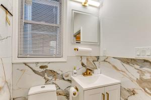 Ένα μπάνιο στο Jersey City Apartment with Game Room 7 Mi to NYC! +16 φωτογραφίες