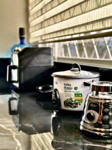 una mesa con una olla de cocción lenta y una olla en ella en Apartamento de lujo, en Ibarra