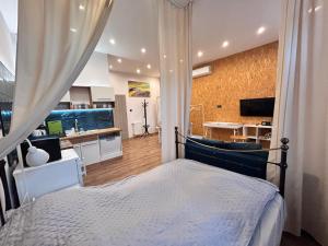 a bedroom with a bed and a kitchen in it at Gliwicka5 przy Rynku in Tarnowskie Góry