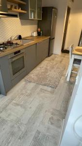 ペトロシャニにあるWOW Residence Petrosaniのコンロとカウンタートップのあるキッチン +3枚の写真