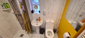 Ένα μπάνιο στο Private Guest Suite in Bletchley, Milton Keynes