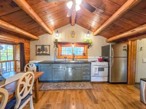 Η κουζίνα ή μικρή κουζίνα στο Charming Cabin, 20 Min To Yellowstone, Lake Views
