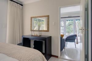 Ένα ή περισσότερα κρεβάτια σε δωμάτιο στο Regency Rose at Chaplin Manor