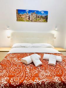 sypialnia z łóżkiem i dwoma ręcznikami na nim w obiekcie Tawhid Accomodation w Rzymie