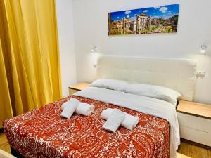 sypialnia z łóżkiem z 2 poduszkami w obiekcie Tawhid Accomodation w Rzymie +37 zdjęć