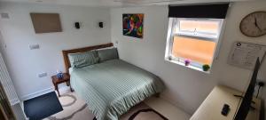 Ένα ή περισσότερα κρεβάτια σε δωμάτιο στο Private Guest Suite in Bletchley, Milton Keynes