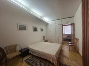 una camera con letto e sedie di Bright Modern 2-Bedroom Apartment the center Nalbandyan and Sayat-Nova a Yerevan
