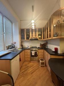 una cucina con mobili in legno e un forno a piano cottura di Bright Modern 2-Bedroom Apartment the center Nalbandyan and Sayat-Nova a Yerevan