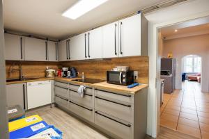 Køkken eller tekøkken på Hotelzimmer in Düsseldorf 16 Hotel Heidelberger Hof