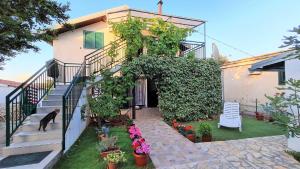 Vonkajšia záhrada v ubytovaní MY DALMATIA - Holiday home Franka near the beach