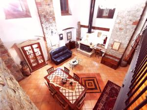 an overhead view of a living room with a fireplace at Le Stanze del Casale Morolo in Morolo