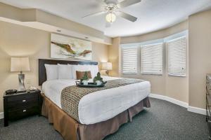 a bedroom with a large bed with a ceiling fan at Silver Lake Resort in Orlando +37 photos