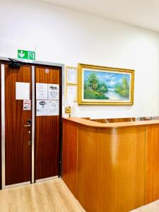 biuro z recepcją i obrazem na ścianie w obiekcie Tawhid Accomodation w Rzymie