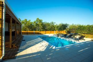 Bazén v ubytování MY DALMATIA - Holiday home Relax with private pool nebo v jeho okolí