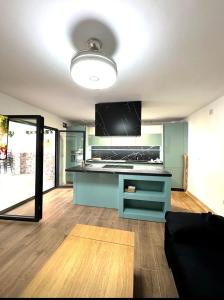 a living room with a kitchen with a counter top at Casa rural in Cabra