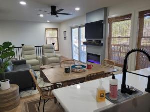 Una cocina y una sala de estar con mesa y sillas. en 10 Cabo Tinoso Place, en Hot Springs Village