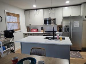 una cocina con armarios blancos y una gran isla. en 10 Cabo Tinoso Place, en Hot Springs Village 18 fotos más