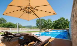 Kolam renang di atau dekat dengan MY DALMATIA - Luxury villa Prolozac with private heated pool