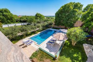 Bazén v ubytování MY DALMATIA - Momo's paradise with 2 infinity pools & 7 bedrooms nebo v jeho okolí