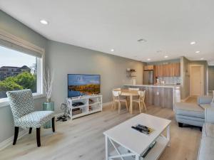 トラバースシティにあるBayfront Bliss at The Beachのソファとテーブルのあるリビングルーム