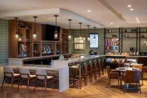 Ο χώρος του lounge ή του μπαρ στο EVEN Hotel Bozeman Yellowstone Intl Arpt by IHG