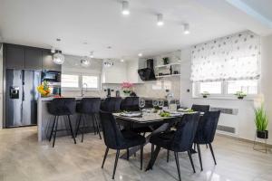 Kuchyň nebo kuchyňský kout v ubytování MY DALMATIA - Luxury villa Burra with private pool, jacuzzi and sports court