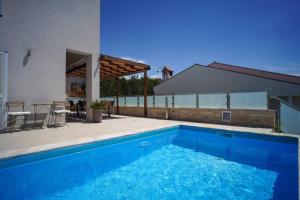 basen przed domem w obiekcie MY DALMATIA - Sea view villa Anpero with private heated pool and sauna w mieście Maslenica