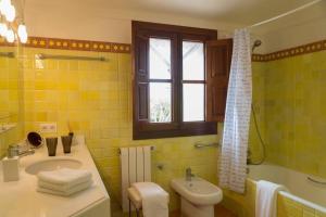une salle de bain avec un lavabo et des toilettes et une fenêtre dans l'établissement Doppelzimmer Vendaval Es Llobets, à Llucmajor 10 autres photos
