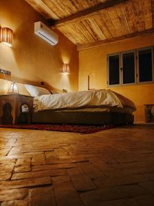 Letto o letti in una camera di Hotel Kasbah Riad Amnir