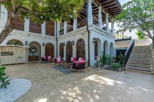 Giardino di Trendy Condo with Modern Decor, Stunning Ocean Views, and Exclusive Beach Club Access