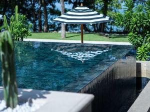 Piscina di Trendy Condo with Modern Decor, Stunning Ocean Views, and Exclusive Beach Club Access o nelle vicinanze