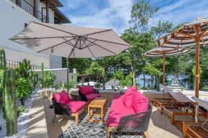 Area soggiorno di Trendy Condo with Modern Decor, Stunning Ocean Views, and Exclusive Beach Club Access