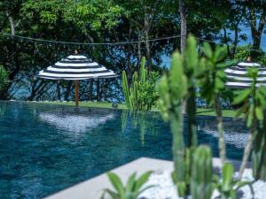 Giardino di Trendy Condo with Modern Decor, Stunning Ocean Views, and Exclusive Beach Club Access