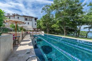 una piscina vuota con ombrellone accanto a un edificio di Trendy Condo with Modern Decor, Stunning Ocean Views, and Exclusive Beach Club Access a Playa Danta