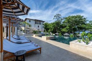 Piscina di Trendy Condo with Modern Decor, Stunning Ocean Views, and Exclusive Beach Club Access o nelle vicinanze
