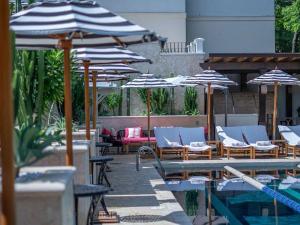 Piscina di Trendy Condo with Modern Decor, Stunning Ocean Views, and Exclusive Beach Club Access o nelle vicinanze