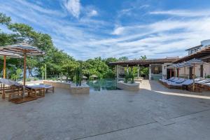 Piscina di Trendy Condo with Modern Decor, Stunning Ocean Views, and Exclusive Beach Club Access o nelle vicinanze