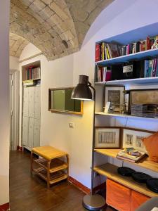 een kamer met een bureau, een lamp en boeken bij il Plancton in Rome