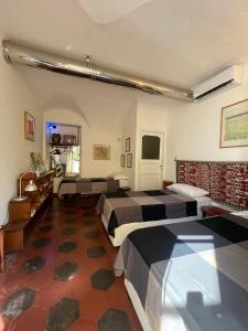 een hotelkamer met 2 bedden en een kamer met bij il Plancton in Rome +57 foto's