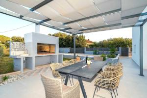 Kawasan patio atau luaran di MY DALMATIA - Luxury villa Tala with amazing sea view, private heated pool and sauna