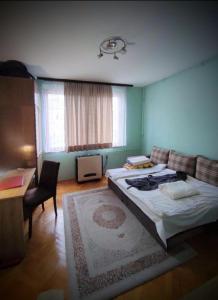 ヴィソコにあるApartment KAROのベッドとテーブルと椅子のある寝室