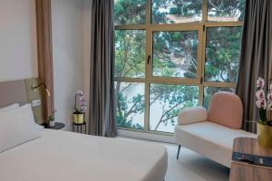 Posteľ alebo postele v izbe v ubytovaní Hotel Faranda Rias Altas, Ascend Hotel Collection
