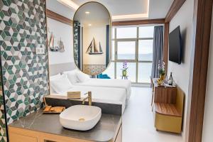 salon z białą kanapą i lustrem w obiekcie Hotel Faranda Rias Altas, Ascend Hotel Collection w mieście Oleiros
