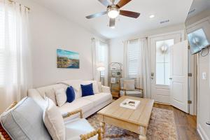 un soggiorno con divano bianco e ventilatore a soffitto di Mini Manor off Meeting a Charleston