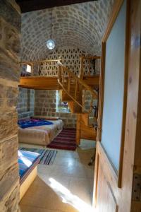 Tunisにあるsuite-2 rooms-4 beds-2 bathroomsの二段ベッド2組と階段が備わる客室です。
